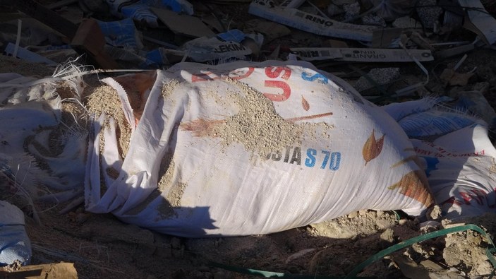Samsun'da kum çuvallarını incelerken üzerine başka bir çuval düştü
