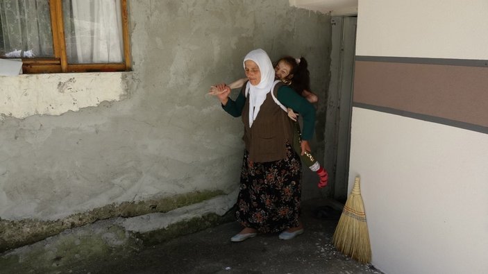 Trabzon'da engelli kızını sırtında taşıyor