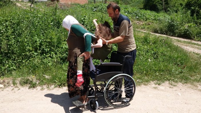 Trabzon'da engelli kızını sırtında taşıyor