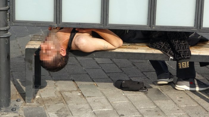 Taksim'de tramvay durağında uyuşturucu krizine girdi