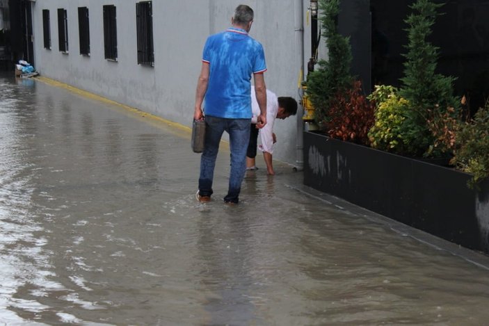 Ankara'da sağanak yağış su baskınlarına neden oldu