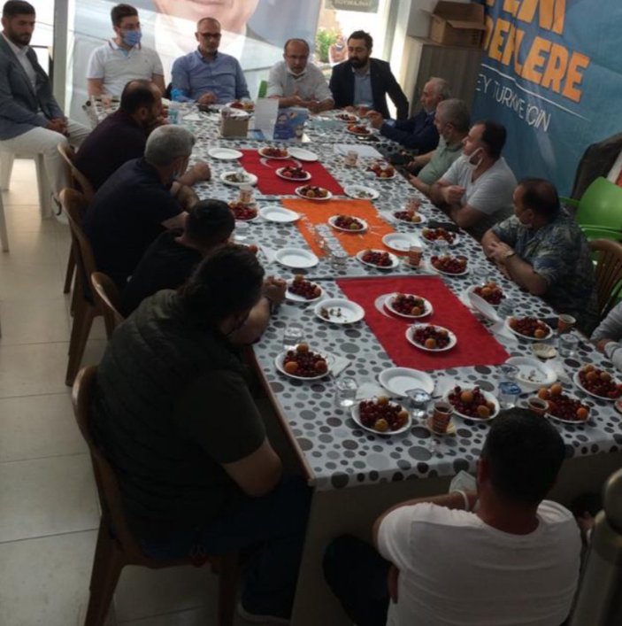 Türk bayrağı üzerinde yemek yenilmesine sert tepki