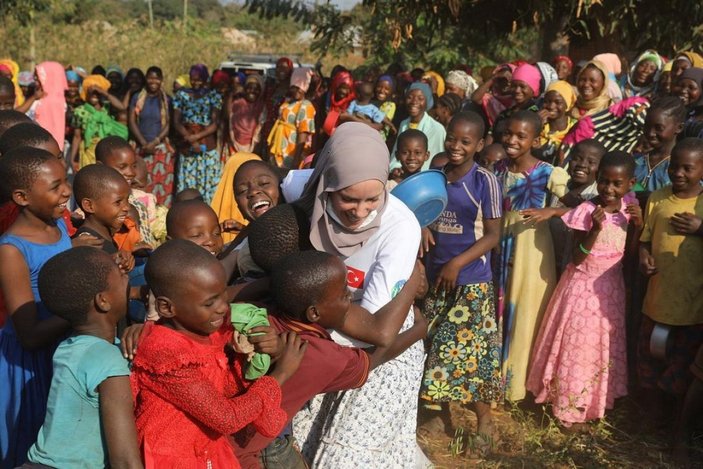 Gamze Özçelik, Tanzanyalı çocukların yardımına koştu