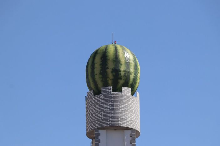 Diyarbakır'da dev karpuz heykeli yerine yerleştirildi