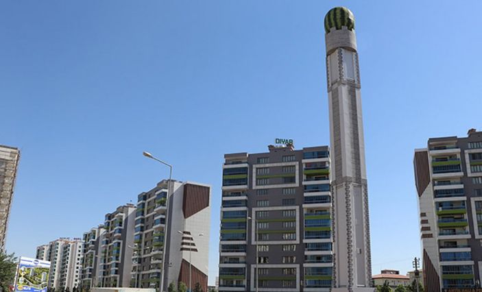 d Diyarbakır'da dev karpuz heykeli yerine yerleştirildi