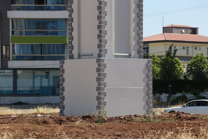 d Diyarbakır'da dev karpuz heykeli yerine yerleştirildi