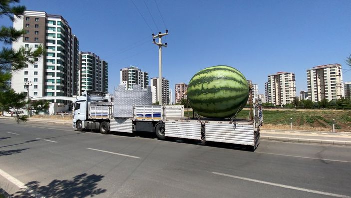 d Diyarbakır'da dev karpuz heykeli yerine yerleştirildi