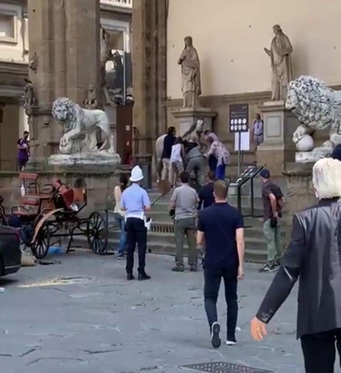 Kızgın at, tarihi Signoria Meydanı'nı birbirine kattı