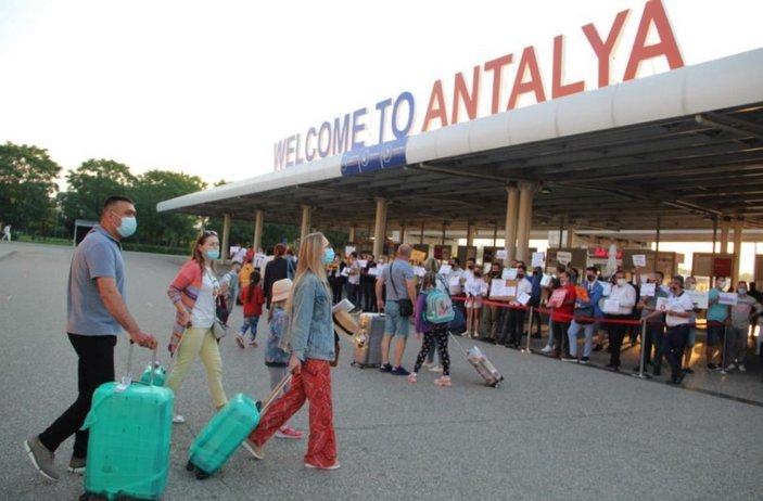 İlk Rus turist kafilesi Antalya'da