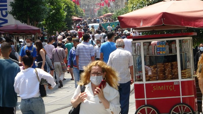 Taksim'de pandemi öncesini aratmayan yoğunluk