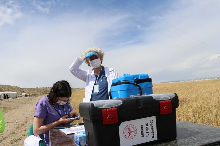 Ankara'da tarım işçilerine tarlada aşı yapıldı