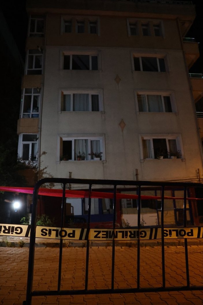 Avcılar'da kolonları çatlayan 5 katlı bina boşaltıldı