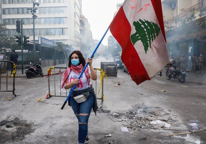 Lübnan'da kötü yaşam koşullarını protesto eden halk ana yolları trafiğe kapadı