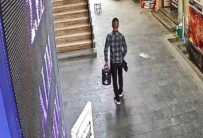 Diyarbakır’da hırsızlık yaptığı dükkanın önünden geçerken yakalandı