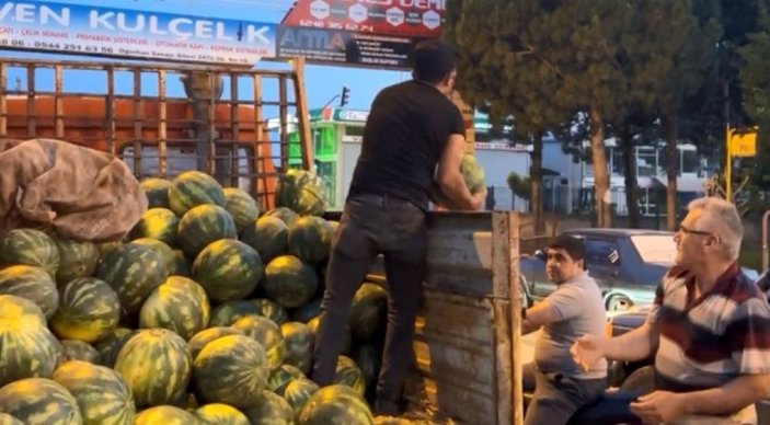 Burdur’da cezaya sinirlenen seyyar satıcı, karpuzları bedava dağıttı