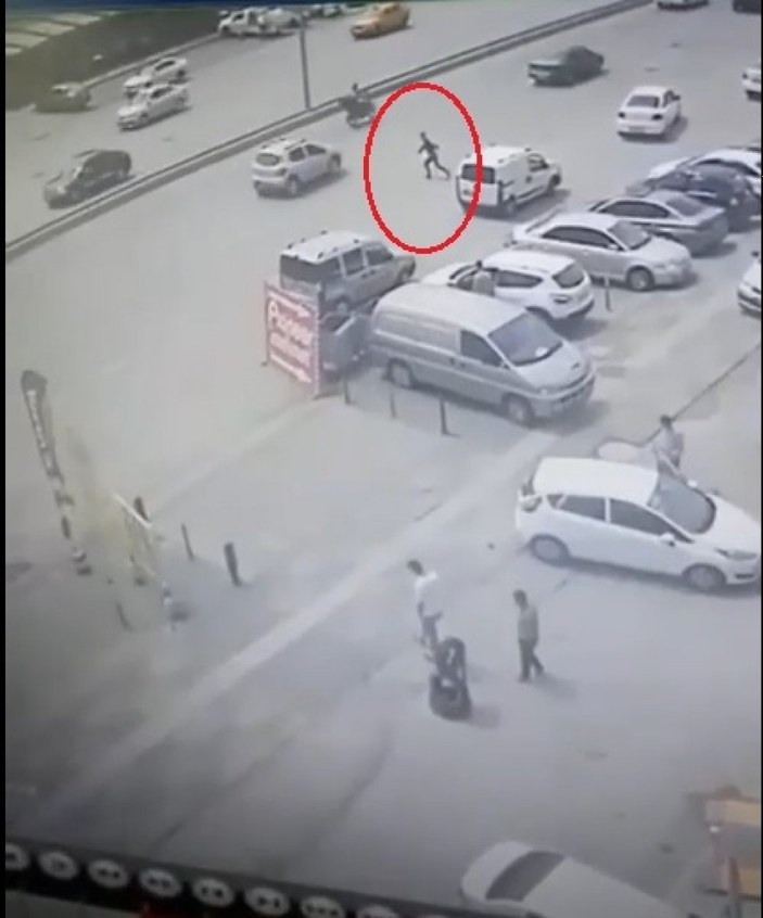 Ankara’da yaya, otomobilin çarpması ile metrelerce savruldu