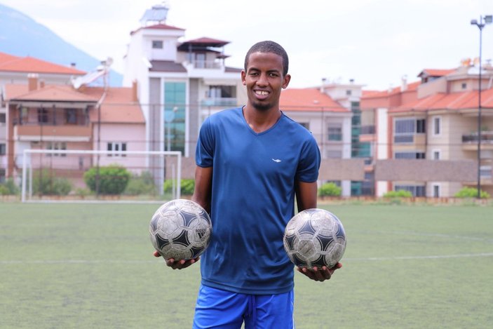 Kenyalı genç, futbolcu olmak için geldiği Türkiye’de dolandırıldı