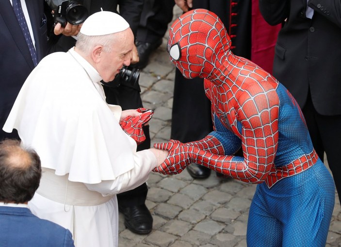 Örümcek Adam kostümüyle Papa'nın konuşmasına katıldı