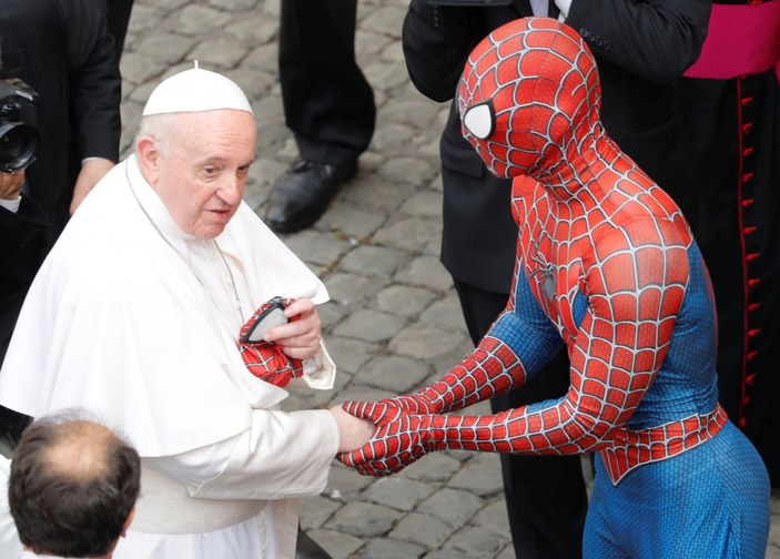 Örümcek Adam kostümüyle Papa'nın konuşmasına katıldı