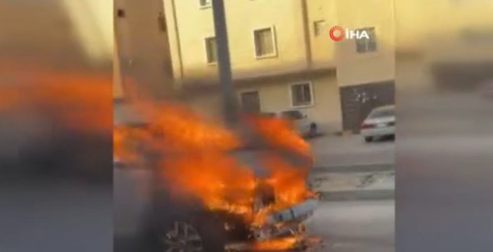 Suudi Arabistan’da yanan aracı halatla bağlayıp çekti