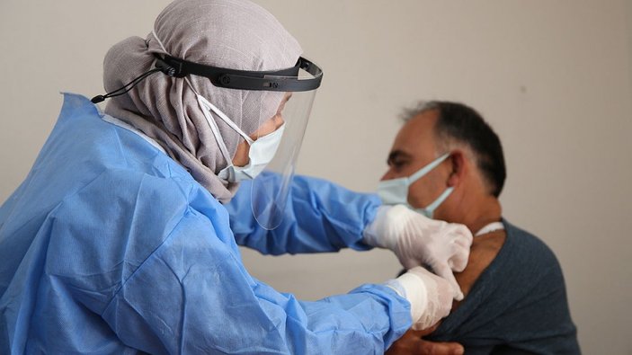 Antalya'da gönüllü korona aşısı yapıyor: Bakan Koca'nın paylaşımını görünce şaşırdım