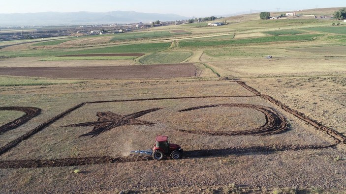 Erzurumlu çiftçi tarlasına ay yıldız çizdi