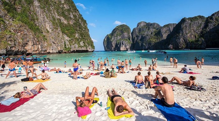 Phuket Adası, aşı olan turistlere kapılarını açıyor