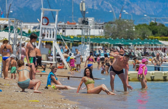 Ruslar, Antalya plajlarını renklendirdi
