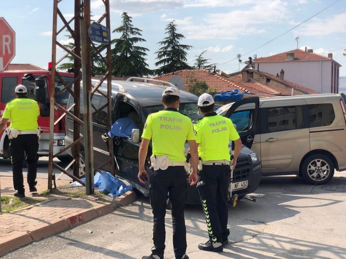 Kayseri'de açık camdan direğe çarpan yolcu, kurtarılamadı