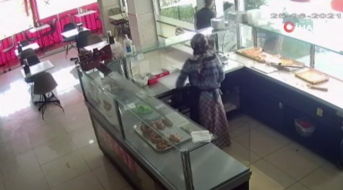 Arnavutköy’de börekçiden çay isteyen hırsız, sadaka kutusu çaldı