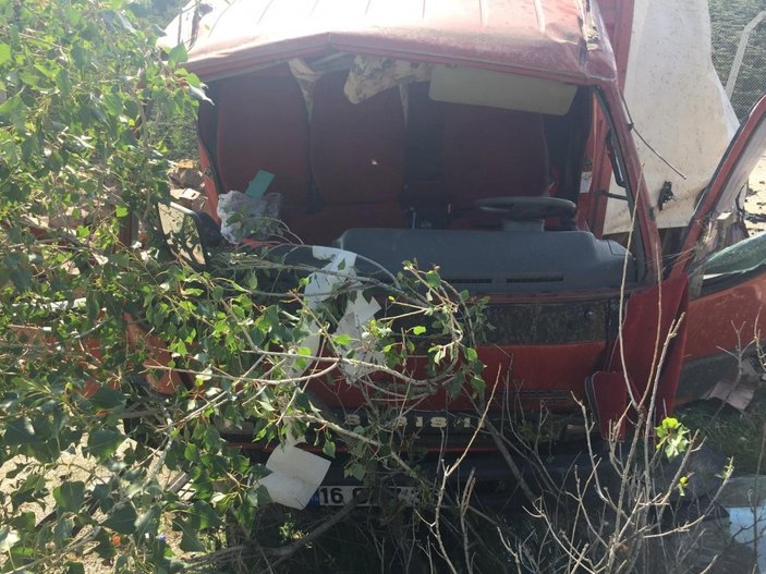 Ankara’da freni boşalan kamyonet takla attı