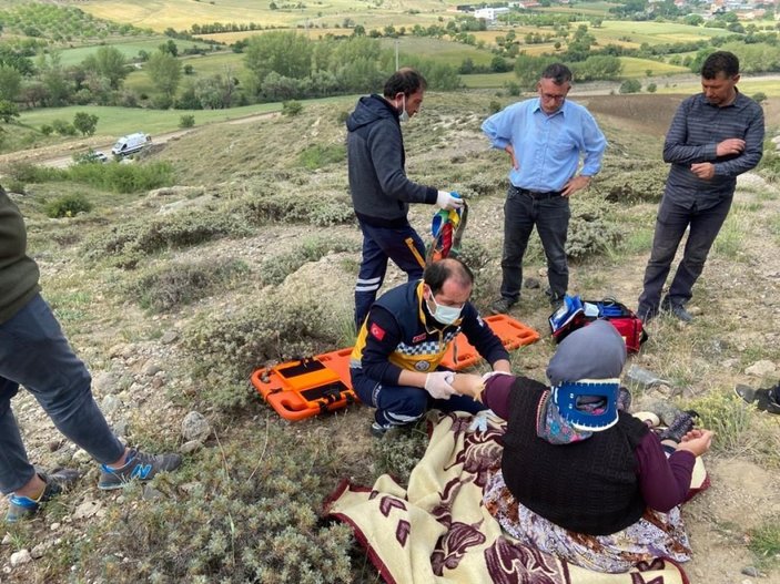 Afyonkarahisar'da ayağı kırılan yaşlı kadını 112 ekipleri taşıdı