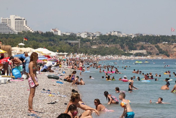 Antalya sahillerinde sınav sonu yoğunluğu