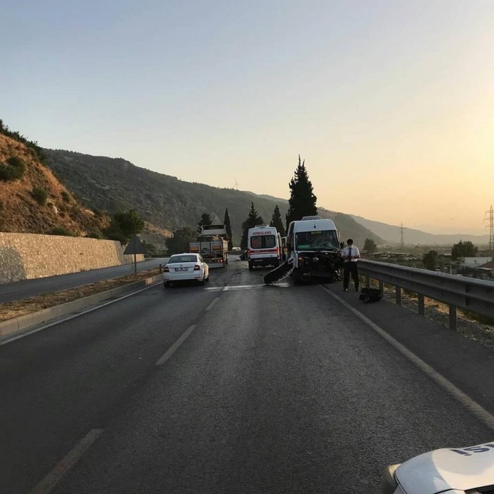 Aydın'da minibüs ile otomobil çarpıştı: 8 yaralı