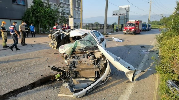 Bursa'daki araç, beton direğe çarptı: 3 ölü, 2 yaralı