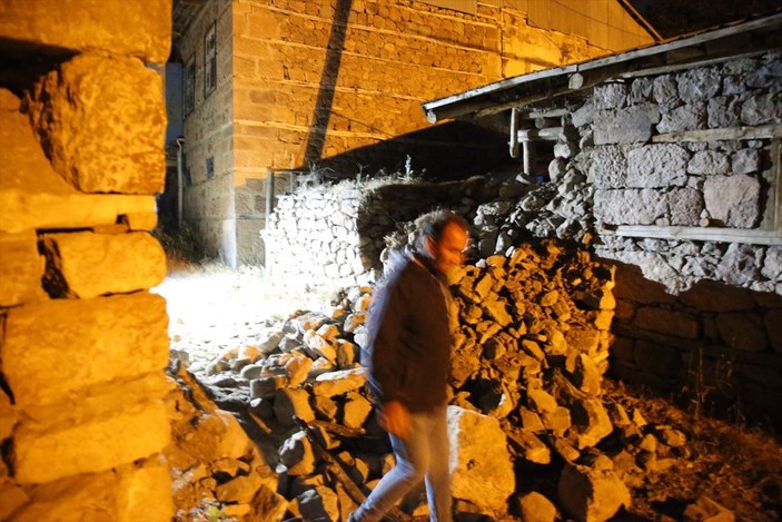 Bingöl'deki depremde hasar gören evler