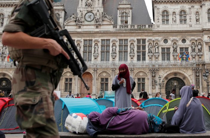 Fransa'da göçmenler çadır kurdu