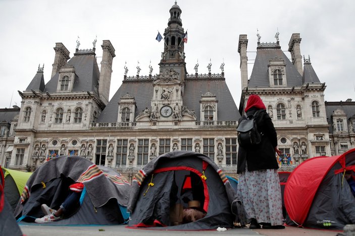 Fransa'da göçmenler çadır kurdu