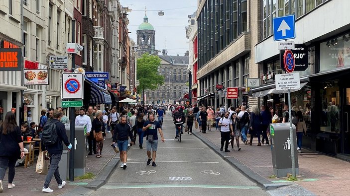 Hollanda'da kapalı alanlarda maske zorunluluğu kalktı