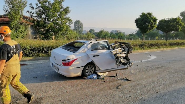 Bursa'daki araç, beton direğe çarptı: 3 ölü, 2 yaralı