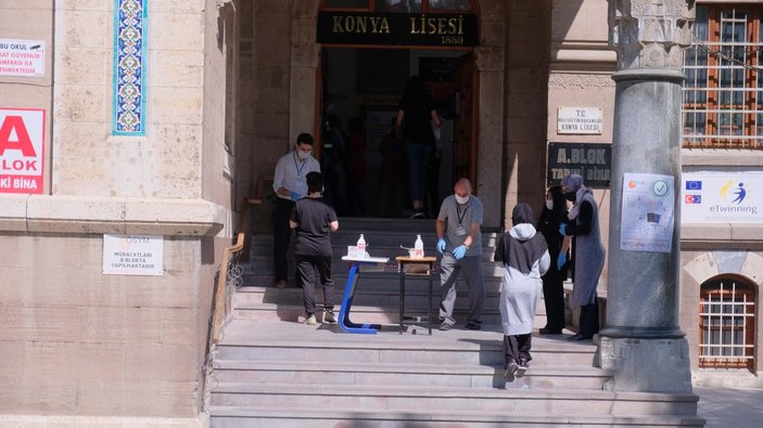 Konya’da veliler, YKS’ye geç kalan öğrenci için tezahürat yaptı