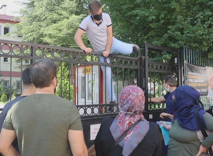 YKS sınavı bitti, yetişemeyen öğrenciler gözyaşlarına boğuldu