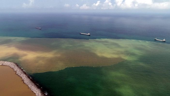 d Zonguldak'ta deniz çamurla kaplandı