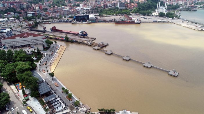 Zonguldak'ta deniz çamurla kaplandı