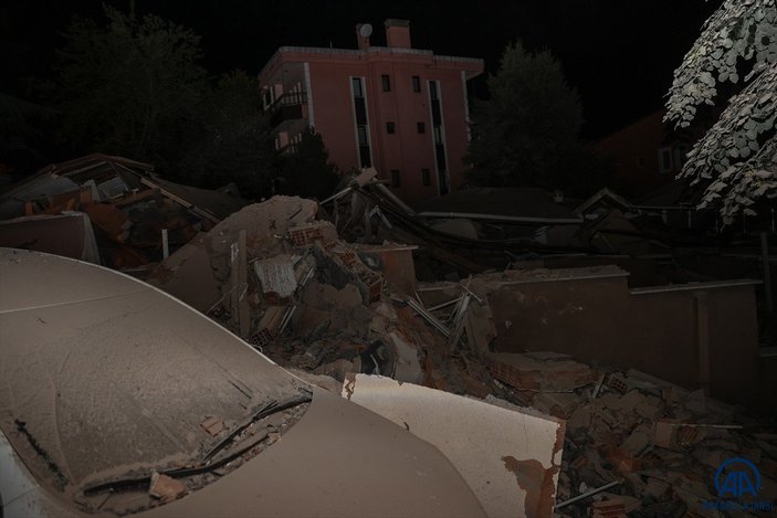 Sarıyer'de 11 katlı bina çöktü, 3 otomobil hasar gördü
