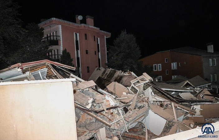 Sarıyer'de 11 katlı bina çöktü, 3 otomobil hasar gördü