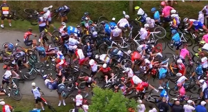 Fransa Bisiklet Turu’nda kazaya neden olan seyirci aranıyor