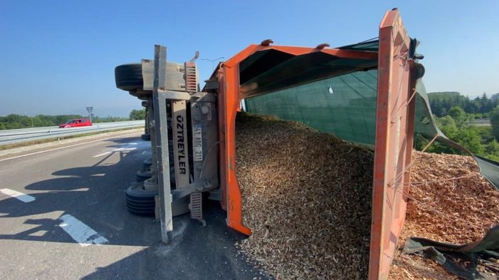 Düzce'de virajı alamayan tır devrildi