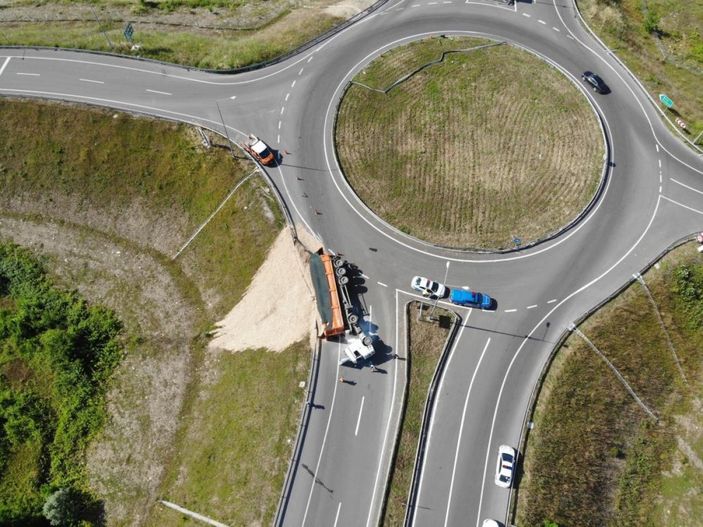 Düzce'de virajı alamayan tır devrildi