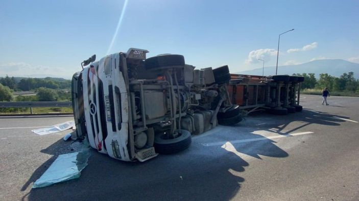 Düzce'de virajı alamayan tır devrildi